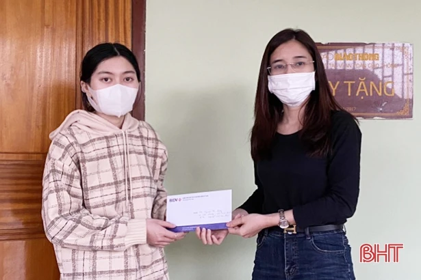 Báo Hà Tĩnh phối hợp BIDV Hà Tĩnh trao quà tết cho các hoàn cảnh khó khăn