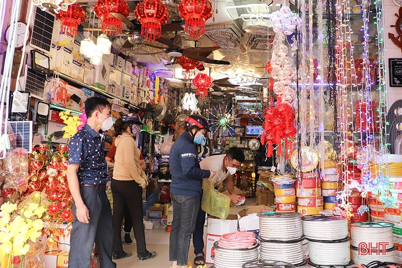 Tết cận kề, thị trường đồ trang trí ở Hà Tĩnh lại “hút” khách