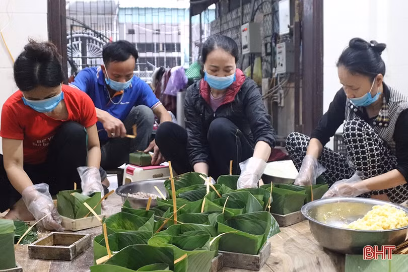 Cơ sở dịch vụ gói bánh chưng tất bật phục vụ người tiêu dùng Hà Tĩnh