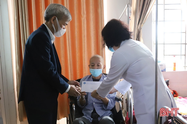 Bảo hiểm Xã hội Hà Tĩnh tặng thẻ BHYT, trao quà tết cho người nghèo