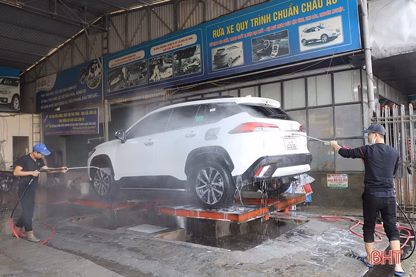 Cận tết, dịch vụ rửa ô tô tại TP Hà Tĩnh “quá tải”!