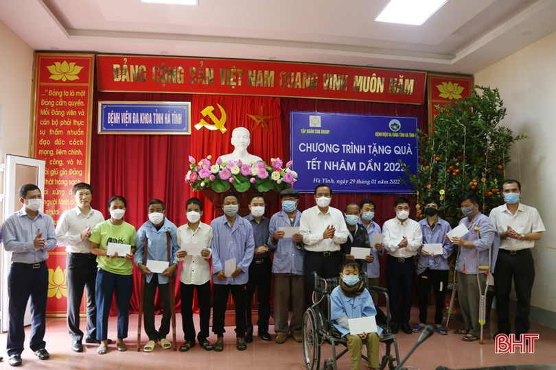 Tập đoàn Sun Group trao 600 suất quà cho bệnh nhân đang điều trị tại BVĐK tỉnh Hà Tĩnh