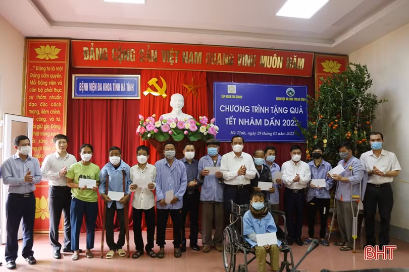 Tập đoàn Sun Group trao 600 suất quà cho bệnh nhân đang điều trị tại BVĐK tỉnh Hà Tĩnh