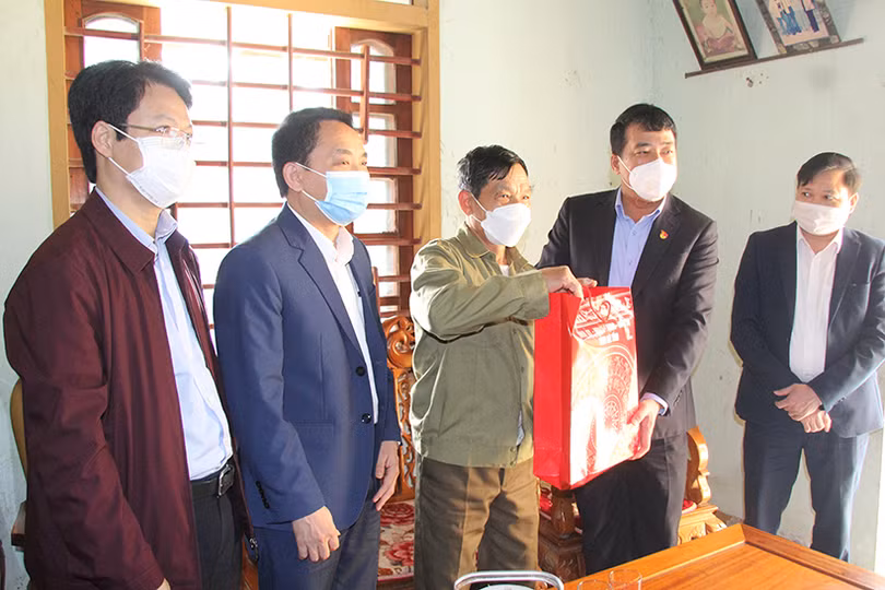 Phó Chủ tịch Thường trực HĐND tỉnh Trần Tú Anh tặng quà gia đình chính sách, người cao tuổi ở Hương Sơn