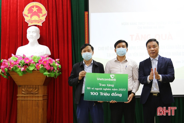 Vietcombank Hà Tĩnh dành 825 triệu đồng trao quà tết cho người nghèo