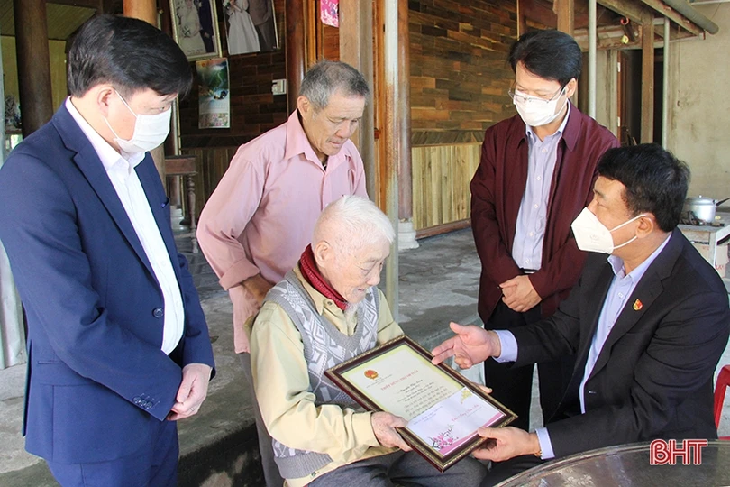 Phó Chủ tịch Thường trực HĐND tỉnh Trần Tú Anh tặng quà gia đình chính sách, người cao tuổi ở Hương Sơn