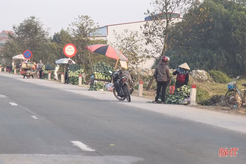 Tái diễn tình trạng lấn chiếm lòng, lề đường quốc lộ 1 bán rau, củ ở Thạch Liên