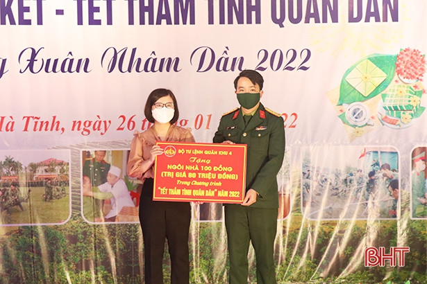 Thiếu tướng Nguyễn Đức Hóa dự chương trình “Xuân đoàn kết - tết thắm tình quân dân” ở Thạch Hà