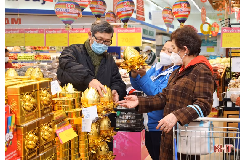 Hàng hóa phong phú, người dân Hà Tĩnh nô nức sắm tết