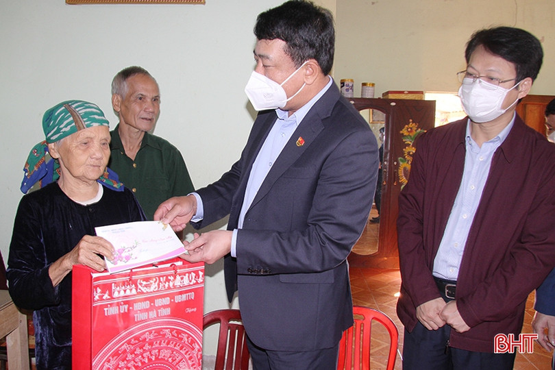 Phó Chủ tịch Thường trực HĐND tỉnh Trần Tú Anh tặng quà gia đình chính sách, người cao tuổi ở Hương Sơn