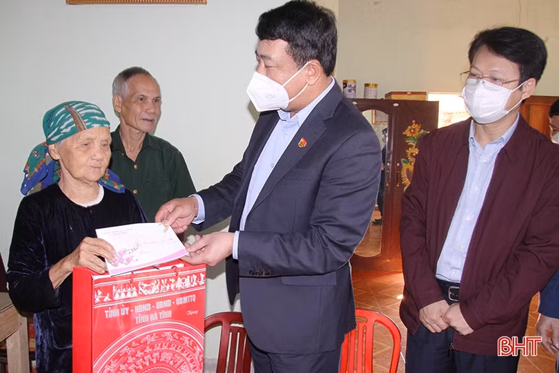 Phó Chủ tịch Thường trực HĐND tỉnh Trần Tú Anh tặng quà gia đình chính sách, người cao tuổi ở Hương Sơn