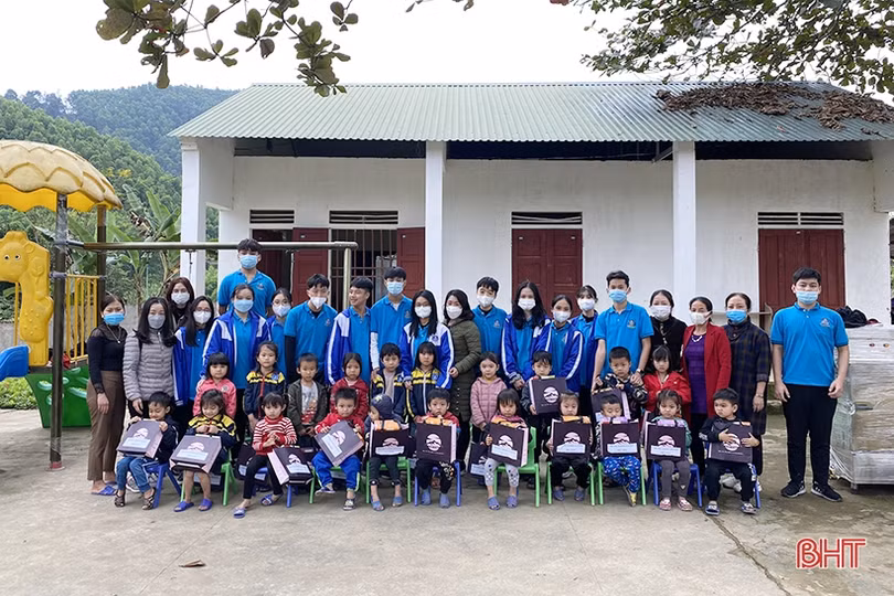 “Hành trình yêu thương” của học sinh Trường Albert Einstein dịp tết