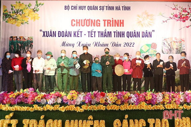 Thiếu tướng Nguyễn Đức Hóa dự chương trình “Xuân đoàn kết - tết thắm tình quân dân” ở Thạch Hà