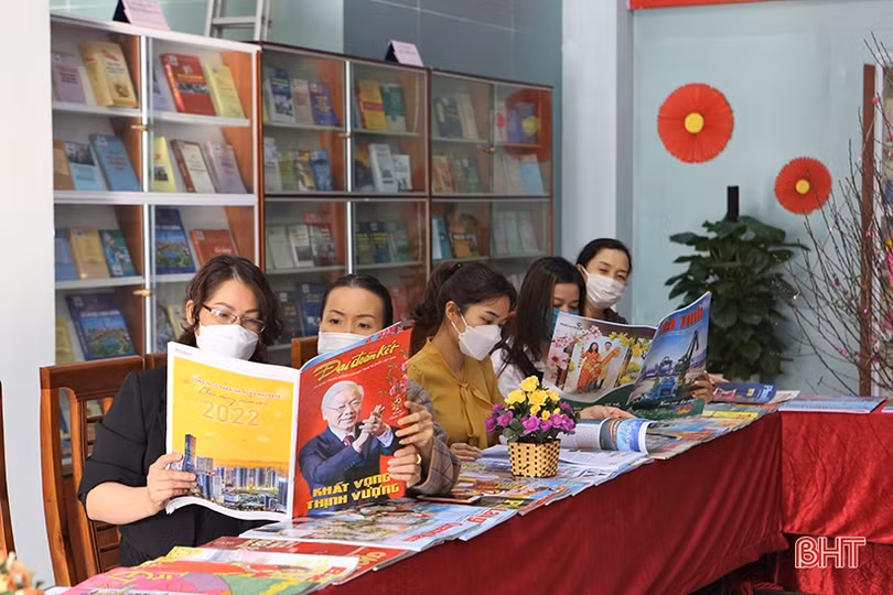 Hà Tĩnh trưng bày các ấn phẩm báo xuân và tư liệu về lịch sử Đảng