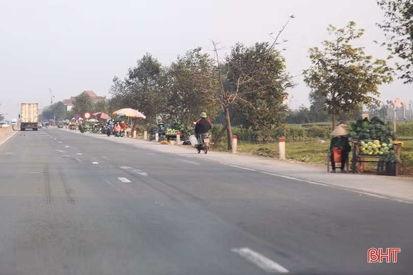 Tái diễn tình trạng lấn chiếm lòng, lề đường quốc lộ 1 bán rau, củ ở Thạch Liên