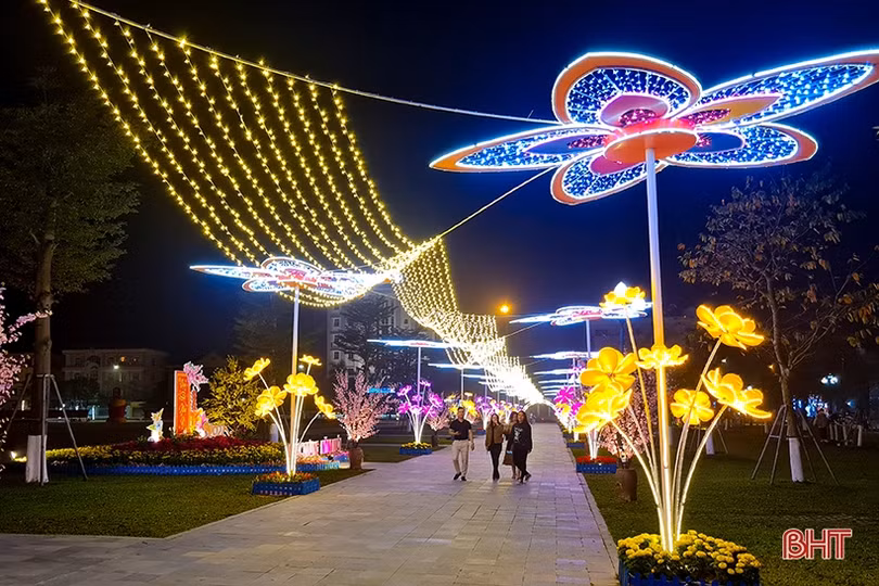 Phố phường Hà Tĩnh rực rỡ đón mừng xuân Nhâm Dần