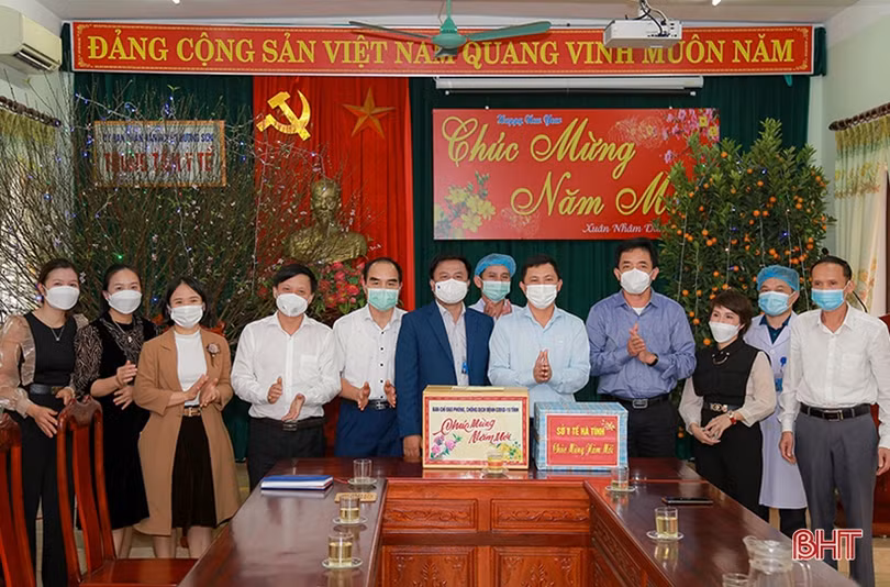 Phó Chủ tịch UBND tỉnh Lê Ngọc Châu chúc tết, tặng quà các cơ sở y tế