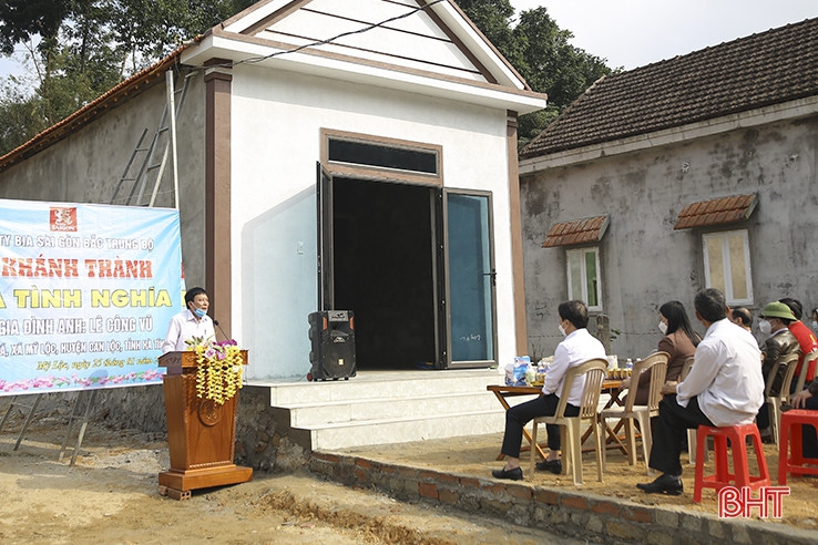 Trao nhà tình nghĩa cho hộ nghèo ở Can Lộc