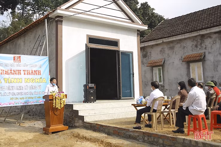 Trao nhà tình nghĩa cho hộ nghèo ở Can Lộc