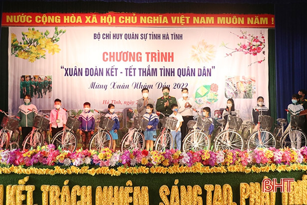 Thiếu tướng Nguyễn Đức Hóa dự chương trình “Xuân đoàn kết - tết thắm tình quân dân” ở Thạch Hà