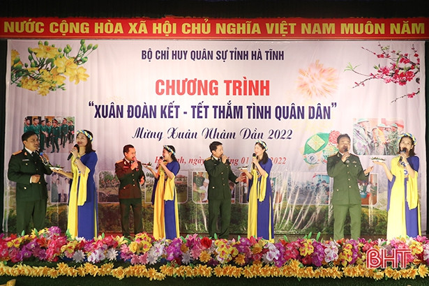 Thiếu tướng Nguyễn Đức Hóa dự chương trình “Xuân đoàn kết - tết thắm tình quân dân” ở Thạch Hà