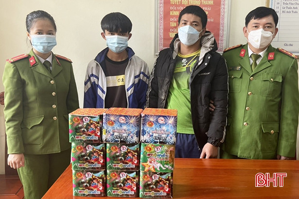 Anh rể rủ em vợ chở pháo về sử dụng thì bị bắt quả tang
