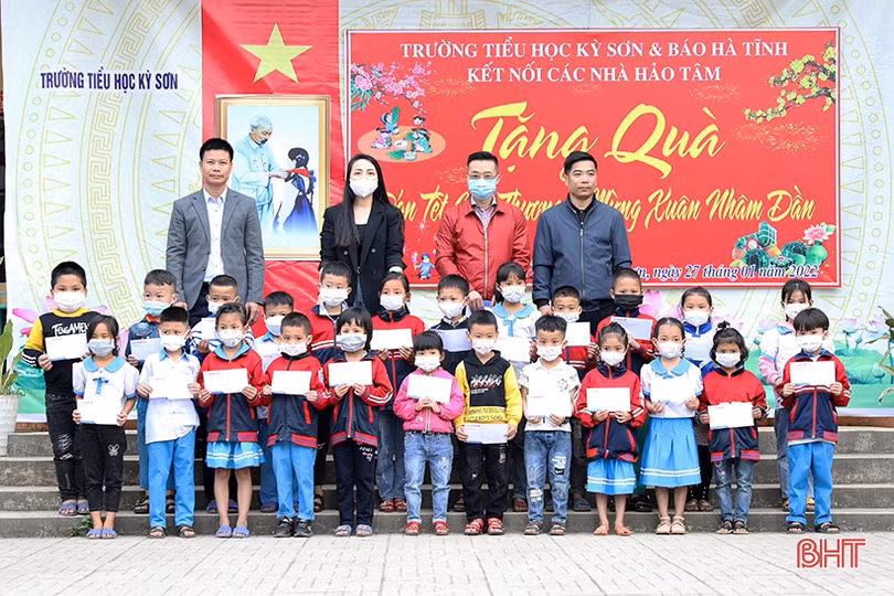 Báo Hà Tĩnh trao 73 suất quà tết cho học sinh nghèo vùng thượng Kỳ Anh