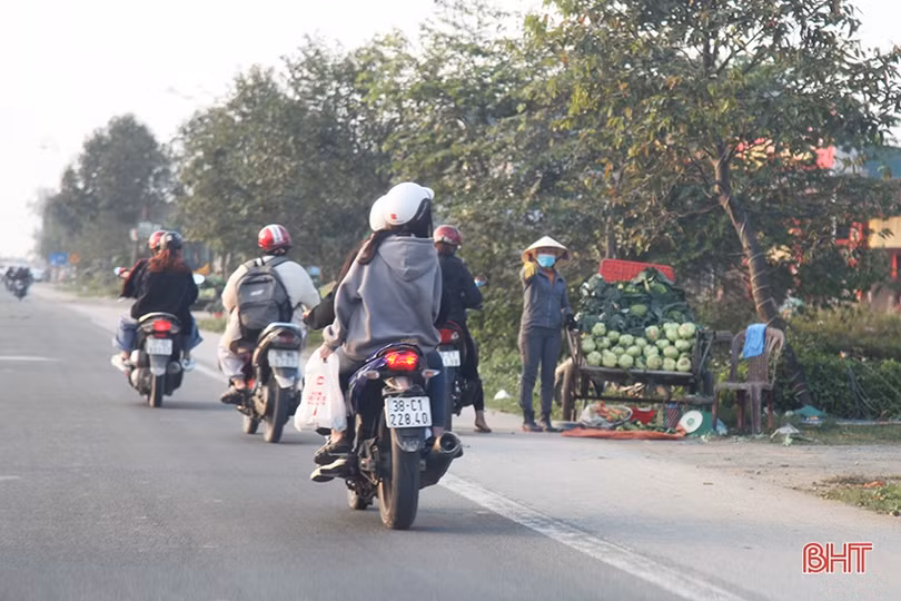 Tái diễn tình trạng lấn chiếm lòng, lề đường quốc lộ 1 bán rau, củ ở Thạch Liên