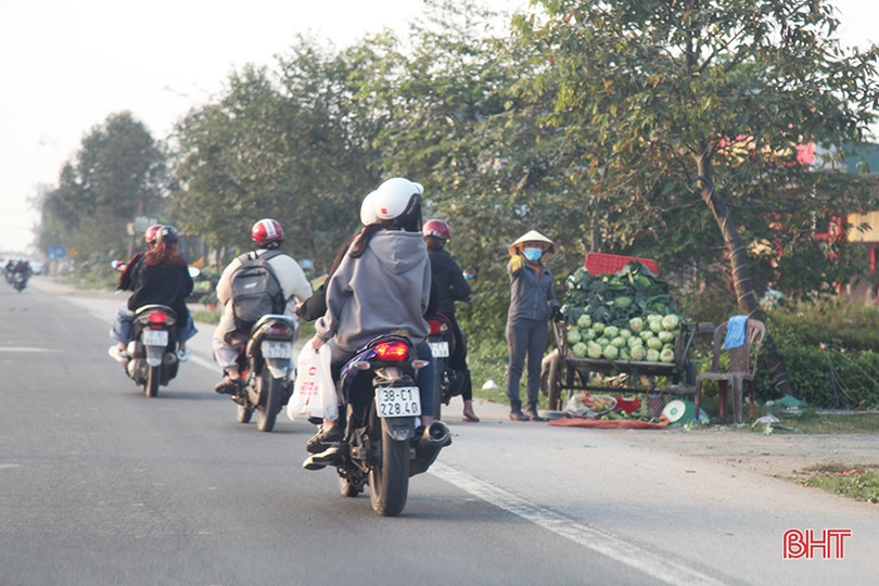 Tái diễn tình trạng lấn chiếm lòng, lề đường quốc lộ 1 bán rau, củ ở Thạch Liên