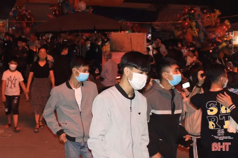 Khám phá chợ đêm ở phố núi Hương Sơn dịp tết Nguyên đán