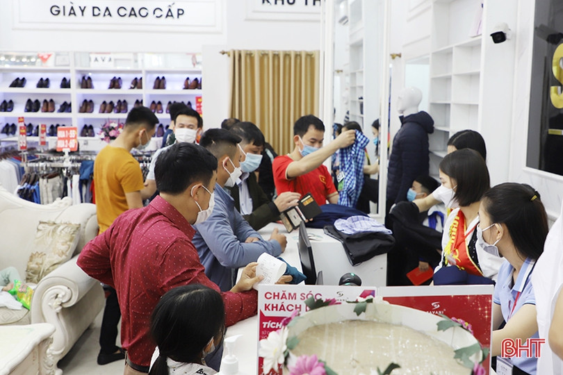 Hàng thời trang ở Hà Tĩnh “đua” đại hạ giá