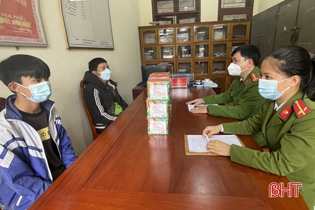 Anh rể rủ em vợ chở pháo về sử dụng thì bị bắt quả tang