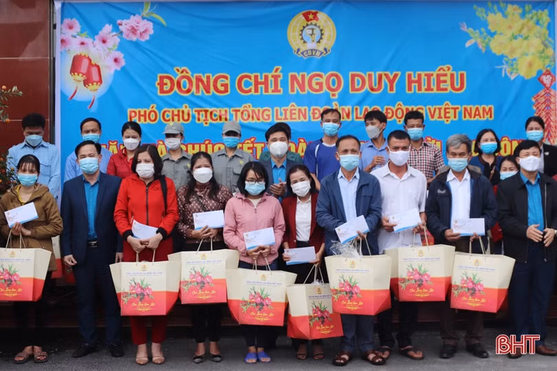 Tổng Liên đoàn Lao động Việt Nam trao quà tết cho người lao động Hà Tĩnh