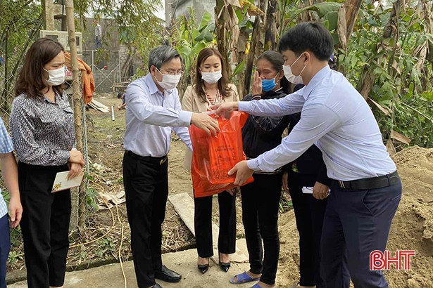 Công đoàn cơ quan Văn phòng UBND tỉnh trao quà tết cho người nghèo các địa phương