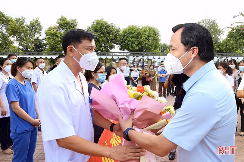 Bác sỹ Hà Tĩnh kể về những ngày giành sự sống cho F0 ở Bình Dương