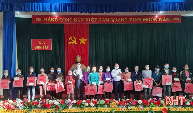 Đoàn ĐBQH Hà Tĩnh trao gần 340 suất quà tết cho gia đình người có công, hộ nghèo