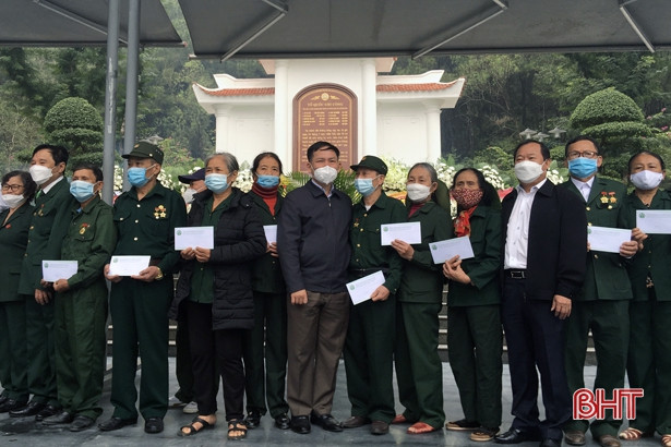 Đoàn ĐBQH Hà Tĩnh trao gần 340 suất quà tết cho gia đình người có công, hộ nghèo