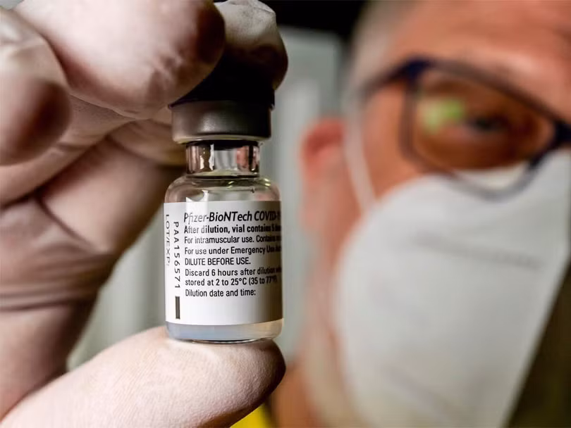 Mũi 3 vaccine Pfizer hiệu quả chống Omicron trong bao lâu?