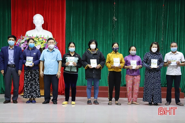 Bảo hiểm Xã hội Hà Tĩnh tặng thẻ BHYT, trao quà tết cho người nghèo