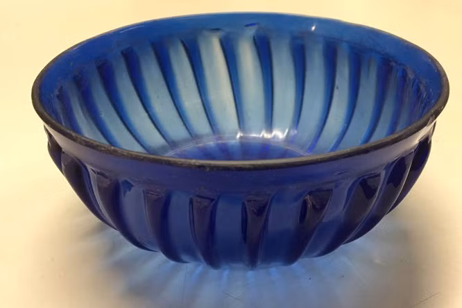 Bát thủy tinh 2.000 năm nguyên vẹn dưới lòng đất