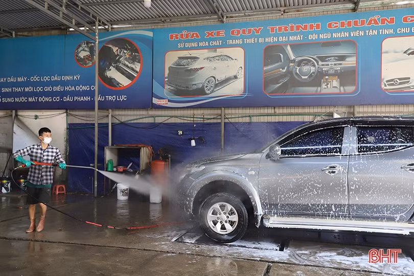 Cận tết, dịch vụ rửa ô tô tại TP Hà Tĩnh “quá tải”!