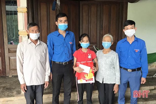 Thanh niên Hương Khê bán hương trầm gây quỹ cho người nghèo vui tết