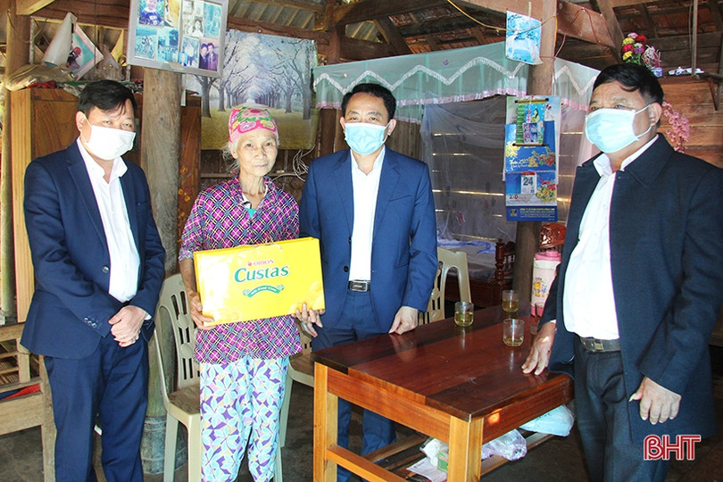 Phó Chủ tịch Thường trực HĐND tỉnh Trần Tú Anh tặng quà gia đình chính sách, người cao tuổi ở Hương Sơn