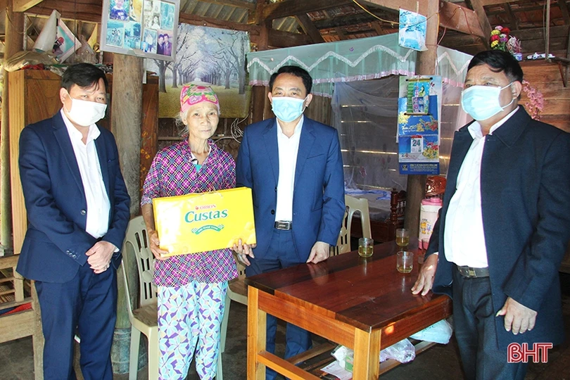 Phó Chủ tịch Thường trực HĐND tỉnh Trần Tú Anh tặng quà gia đình chính sách, người cao tuổi ở Hương Sơn