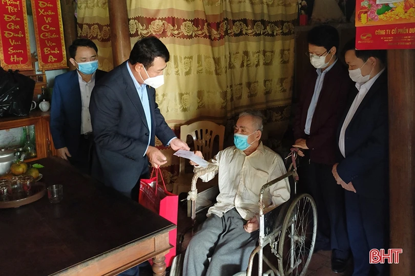 Phó Chủ tịch Thường trực HĐND tỉnh Trần Tú Anh tặng quà gia đình chính sách, người cao tuổi ở Hương Sơn