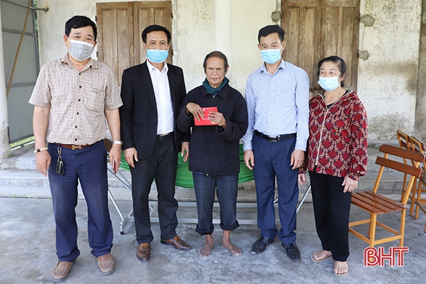 Hội Golf và Báo Hà Tĩnh trao quà hỗ trợ 56 hoàn cảnh đặc biệt khó khăn