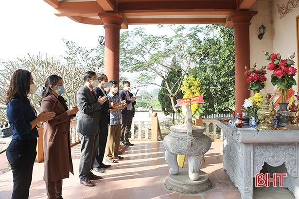 Lãnh đạo huyện Can Lộc dâng hương tại các địa chỉ đỏ, tri ân gia đình chính sách