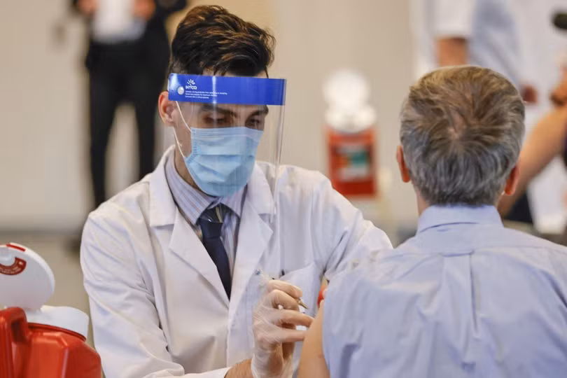 Mũi 3 vaccine Pfizer hiệu quả chống Omicron trong bao lâu?