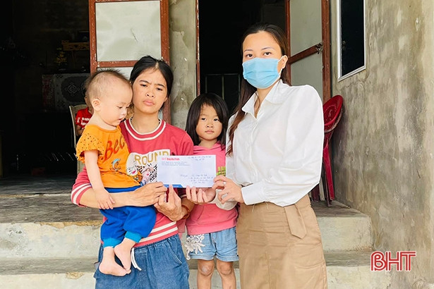 Hội Golf và Báo Hà Tĩnh trao quà hỗ trợ 56 hoàn cảnh đặc biệt khó khăn