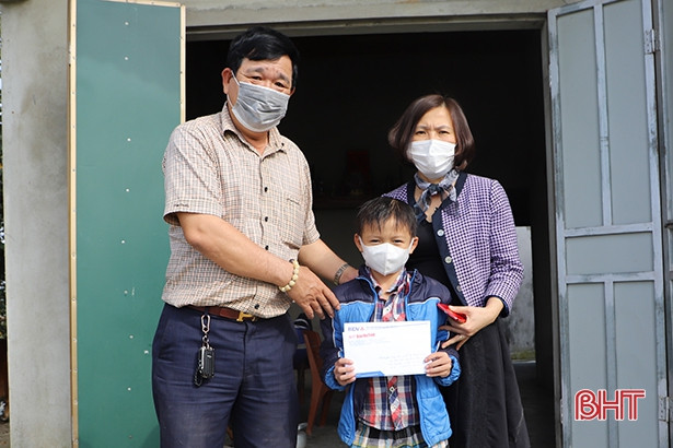 Hội Golf và Báo Hà Tĩnh trao quà hỗ trợ 56 hoàn cảnh đặc biệt khó khăn